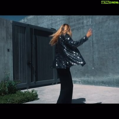 Angélica Castro Instagram - Buenas Noches ❤️🌻 Lo pase increíble haciendo este video para ustedes, ojalá les guste!! Pero la idea principal es mostrarles lo importante que es tener básicos en el clóset, imagínense que con un pantalón negro suelto y una polera negra pude armar 3 looks para ocasiones totalmente diferentes! El primero le agregué una chaqueta de jeans con zapatillas un look de día. Al segundo le puse una chaqueta de lentejuelas con taco y listo tengo mi look de noche más elegante. Y el tercero un look para estar en la casa más cómoda imposible, con botas y un chaleco! Con prendas básicas se nos hace más fácil ir armando las tenidas. Les gusta este tipo de contenido? Cuéntenme para hacer más videos de este estilo! ❤️🌻 look básico: @rosebaycl video: @nilxonalejandro make up: @jess.makeup