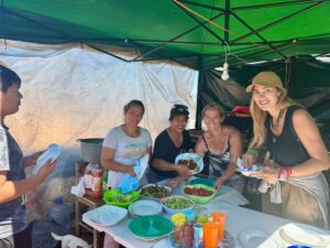 Angélica Castro Instagram - ❤️💪🏻Construimos la casa N 11 junto a los voluntarios de @elmejorcambiodetuvida y @jairo_valdes 

Gracias a todos los que se sumaron,  fue maravilloso poder vivir esta poderosa experiencia además junto a mi hija y mi sobrino! ❤️🌻 Un día inolvidable que me grabo en el alma.  Ojalá te puedas sumar como voluntario o aportando para poder construir la próxima casa y darle un hogar a una familia que tanto lo necesitan!  Gracias gracias gracias…. Sin tu ayuda esto es imposible.  Más info en @elmejorcambiodetuvida