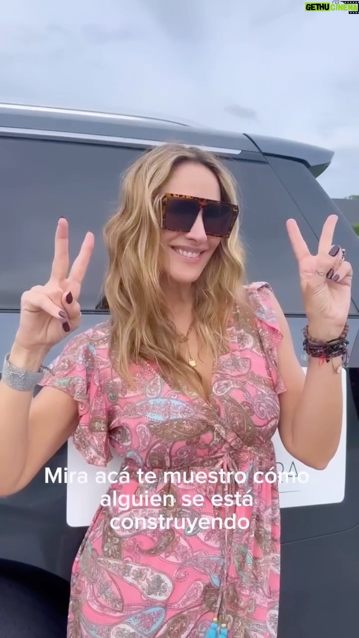 Angélica Castro Instagram - Se acuerdan que este año fui yo directamente a ver los terrenos de @terranostrausa ❤️ Bueno aquí fui a visitar una casa ya casi terminanda en uno de sus terrenos. Una maravilla! Para más información de los terrenos vayan a su Instagram! Que tengan un buen fin de semana 🌻