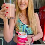 Angélica Castro Instagram - Les dejo esta excelente idea para los días calurosos de verano, para mantenernos hidratados y activos que mejor que un exquisito batido de colágeno hidrolizado con vitaminas y minerales… rápido, fácil y se muuuueren lo rico🌻🌻 Lo pueden conseguir en www.peptiam.cl Súper simple yo le eche: - 3 scoop de @peptiam - Frutillas - Arándanos - Hielo y agua No saben lo rico que quedó!! Se los ultra recomiendo usen las frutas que tengan en sus casas pero prueben con arándano por que también es antioxidante. Si lo hacen me comentan si les gustó ❤️ como estuvo tu día?🌻