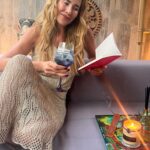 Angélica Castro Instagram - Feliz dia del amor y la amistad para quienes vibran con el corazón! Yo regalándome un momento de relajo y descanso para mí misma junto a un cocktail rico y fresco con Violetto 💜 muy importante autoregalonearse y darse tiempo para uno Bella la Vita es saber disfrutar de las cosas simples de la vida. Los invito a disfrutarlas ustedes también junto a @ramazzotti_cl 🙌🏽 #BellaLaVita