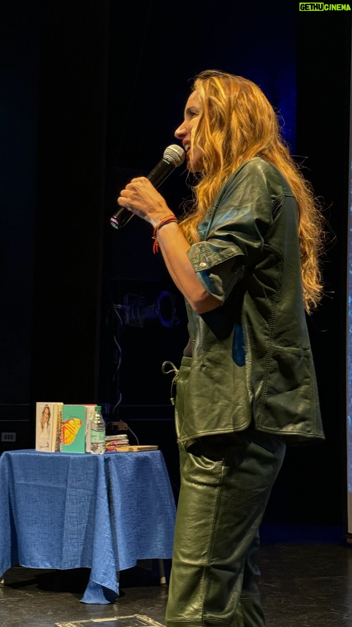 Angélica Castro Instagram - Buenas noches ! Muy agradecida y emocionada de todas las personas maravillosas que he conocido en mis charlas de Tu mejor versión recorriendo Chile. Llevo cada uno de sus valiosos testimonios en mi corazón! Gracias Alto Hospicio por su cariño !! Los quiero mucho ! Seguiremos con más encuentros y más conversatorios!! Somos únicos, irrepetibles y poderosos!! Si estuviste en la charla y te quedó alguna duda escríbeme por DM ❤️❤️❤️🌻 #TuMejorversion #labasuraalbasurero