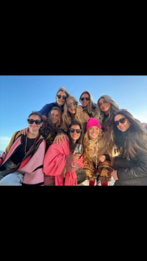 Angélica Castro Instagram - Hoy es un día muy especial y poderoso para mí!! Mi cumpleaños, donde  la vida me regala un año más de amor, oportunidades, experiencias y vida!! Está nueva vuelta al sol la recibo con gratitud máxima. Gracias Lau, familia y amigas por acompañarme este fin de semana en un lugar perfecto!! Gracias a todos los que me han enviado mensajes de distintos lugares del mundo y contienen día a día!! Gracias @hogarmagico_choros_cochiguaz  por regalarnos un espacio cargado de amor y rincones acogedores y cálidos!! Esperamos volver muy pronto!!! ❤️❤️#puntadechoros