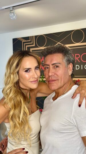 Angélica Castro Instagram - Acá les dejo algo de lo que pasó ayer en el lanzamiento de la parrilla de 13c ,  donde próximamente podrán ver los programas que hice desde el sudeste asiático !! Muy pronto #ElCrucero ❤️🌻

Gracias @edgardonavarroc por dejarme impecable para la ocasión!!