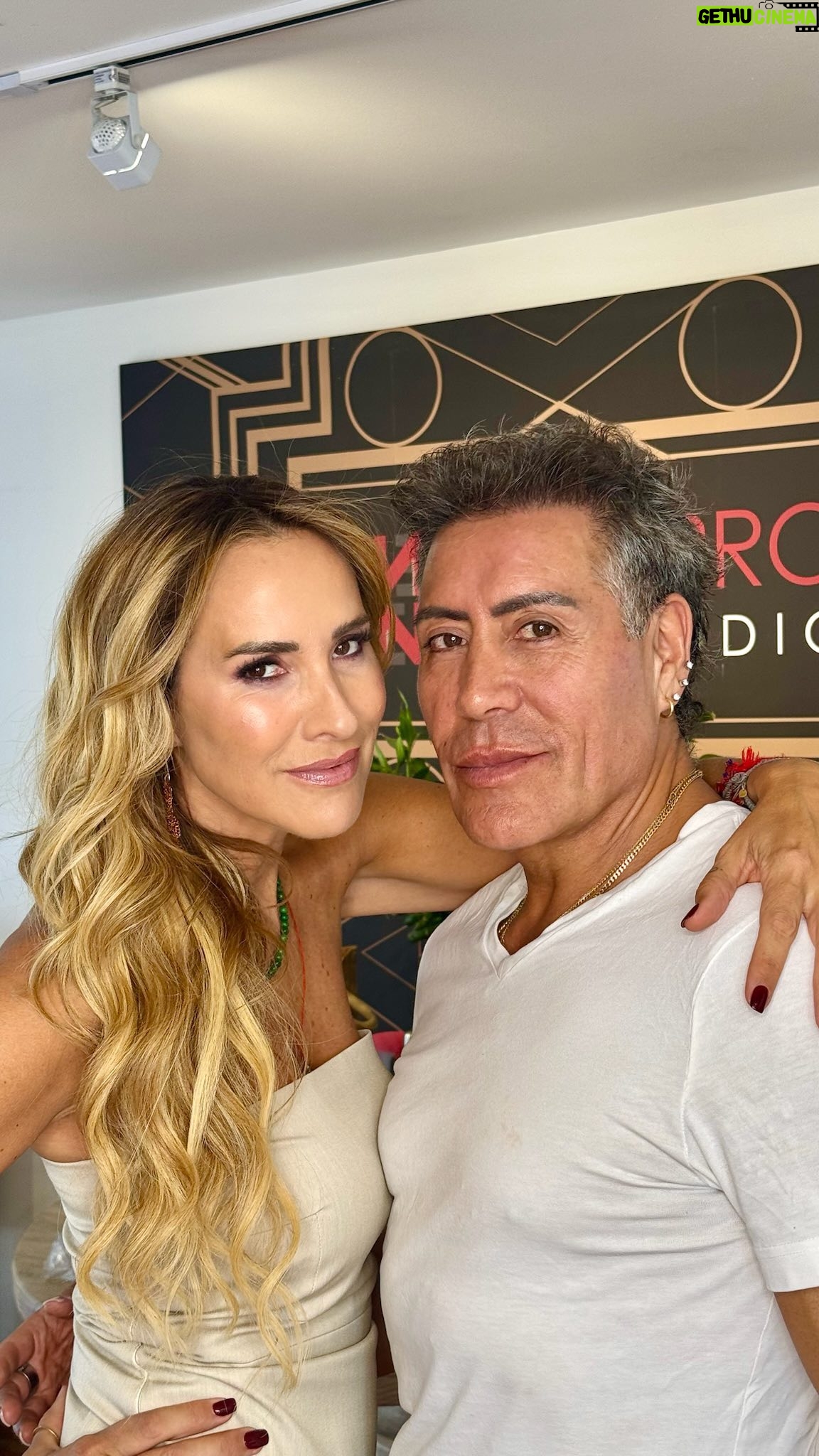 Angélica Castro - 8K Likes - Acá les dejo algo de lo que pasó ayer en el lanzamiento de la parrilla de 13c , donde próximamente podrán ver los programas que hice desde el sudeste asiático !! Muy pronto #ElCrucero ❤️🌻
Gracias @edgardonavarroc por dejarme impecable para la ocasión!!