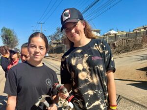 Angélica Castro Instagram - ❤️💪🏻Construimos la casa N 11 junto a los voluntarios de @elmejorcambiodetuvida y @jairo_valdes 

Gracias a todos los que se sumaron,  fue maravilloso poder vivir esta poderosa experiencia además junto a mi hija y mi sobrino! ❤️🌻 Un día inolvidable que me grabo en el alma.  Ojalá te puedas sumar como voluntario o aportando para poder construir la próxima casa y darle un hogar a una familia que tanto lo necesitan!  Gracias gracias gracias…. Sin tu ayuda esto es imposible.  Más info en @elmejorcambiodetuvida