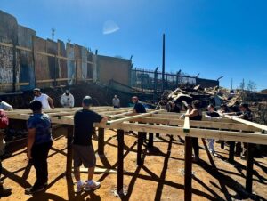 Angélica Castro Instagram - ❤️💪🏻Construimos la casa N 11 junto a los voluntarios de @elmejorcambiodetuvida y @jairo_valdes 

Gracias a todos los que se sumaron,  fue maravilloso poder vivir esta poderosa experiencia además junto a mi hija y mi sobrino! ❤️🌻 Un día inolvidable que me grabo en el alma.  Ojalá te puedas sumar como voluntario o aportando para poder construir la próxima casa y darle un hogar a una familia que tanto lo necesitan!  Gracias gracias gracias…. Sin tu ayuda esto es imposible.  Más info en @elmejorcambiodetuvida