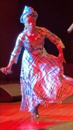Angélique Kidjo Instagram - 💃🏾Beninese moves in Brisbane, Australia, tonight!!!💃🏾
@david_donatien @gregorylouis971  @thierryvatonofficiel @justwody @audioprocess
👗 @maryjanemarcasiano