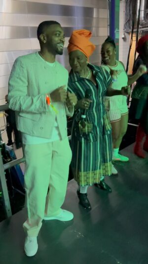 Angélique Kidjo Instagram - Dancing backstage with @iamshizzi right before joining @davido on stage at the @theo2london tonight!
👗 @imane_ayissi