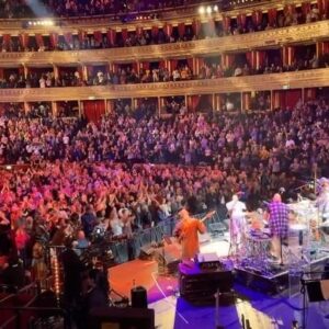 Angélique Kidjo Instagram - 💃🏿🔥That moment when the @royalalberthall caught fire!!!🔥💃🏿
Thanks to everyone that made it possible!!!