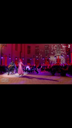Angélique Kidjo Instagram - Version épique et (ré)africanisée de “La Foule” d’#edithpiaf pour l’inauguration de la @citelanguefrancaise hier sur @france2  avec le maestro @amenviana 🎸