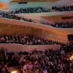 Angélique Kidjo Instagram - 🎻About last night!!! Paying tribute to my idol @evoracesaria for my #africansymphony concert at the magnificent @elbphilharmonie in Hamburg Thank you @dhodgeworld for the beautiful arrangements, @christianreifconductor for the direction and @david_donatien 🪘and @amenviana 🎸 #reflektorandreheller