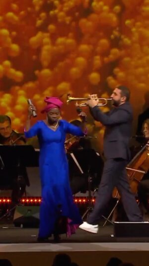 Angélique Kidjo Instagram - 💃🏿« Ominira » means Freedom in Yoruba!💃🏿
This was my message of HOPE and PEACE at the Opening Concert of the 2024 @worldeconomicforum 
Freedom to create beautiful and surprising collaborations between cultures in the same way the sand of the Sahara desert fertilizes the Amazon Forest (true story of Mother Earth) as told by the AI art of the amazing @refikanadol 
Thanks to my guests @ibrahimmaaloufofficial and @will.santt to the director @jfwef and to the great band conducted by Nicolas Guiraud with @thierryvatonofficiel @david_donatien @annegravoin @florestanraes Arnaud Vallin, @camcamgrn , Cynthia Perrin, Michel Perrin @carolineboita @sylvainleprovost lights by Elliot Griggs; sound Chris Ulbrich