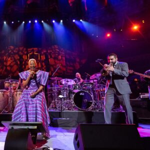 Angélique Kidjo Instagram - About yesterday!!!
@royalalberthall 🙏🏾 to @chinekeorchestra , @youssoundour1959 , @lauramvula , @ibrahimmaaloufofficial , @stonebwoy special thanks to my band: @thierryvatonofficiel @gregorylouis971 @david_donatien @justwody @amenviana 
📸 the great @michaeltubescreations 👗: the one and only @imane_ayissi