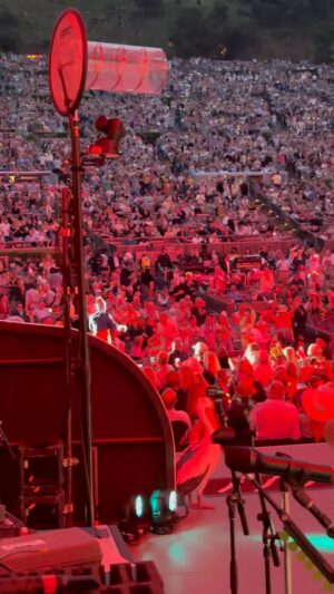 Angélique Kidjo Instagram - “Ia ora te natura
E mea arofa teiei ao nei
Ia ora te natura
E mea arofa teiei ao nei”
What a tribute to our dear @jimmybuffett yesterday at the @hollywoodbowl