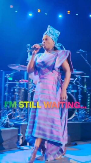 Angélique Kidjo Instagram - “I’m still waiting”… for a world of compassion and understanding 🕊️
A medley of @talkingheadsofficial Crosseyed and Painless and @felakutiofficial Lady
Part of the @onairevents @royalalberthall streaming concert.
Details in bio
@gregorylouis971 @david_donatien @thierryvatonofficiel @amenviana @justwody 👗 @imane_ayissi