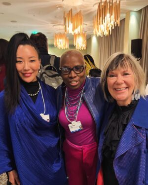 Angélique Kidjo Instagram - 🌍Great Art and Culture memories from last week at the @worldeconomicforum with some of my heroes 🎸 @nilerodgers 🎭@michelleyeoh_official @judekellystudio @krista.kim @algore @refikanadol @kerearchitecture 
Special thanks to @jfwef