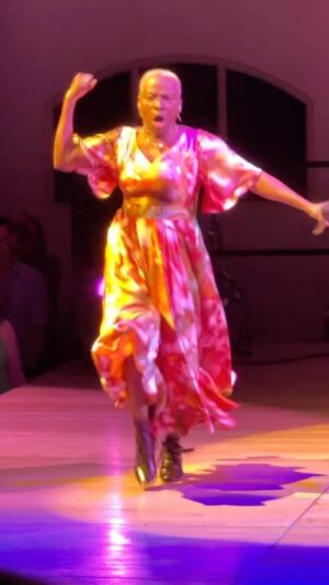 Angélique Kidjo Instagram - 💃🏾Ara re l’on se o (núvú ɖiɖo, ajójijɛ lō)
#doyourself @burnaboygram 
@aklfestival tonight in Auckland, New Zealand !💃🏾