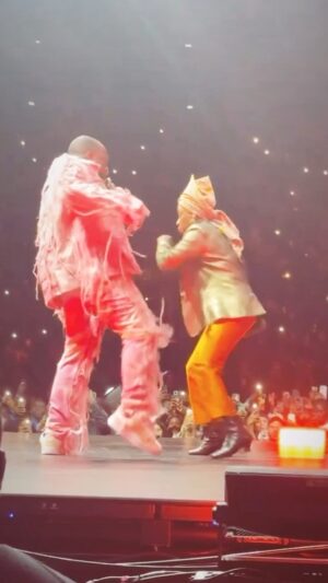 Angélique Kidjo Instagram - 💃🏿🔥That energy! Unforgettable #NaMoney with @davido at the @accor_arena in Paris this week!

📹: @dona_boigey
