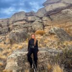 Angelika Revva Instagram – Эль-Калафате – это небольшой городок, живущий за счет туризма и расположенный на берегу озера Архентино (крупнейшее в Аргентине, его площадь около 1415 кв.км.). Это главный туристический центр провинции Санта Крус, ведь именно отсюда начинаются экскурсии к знаменитым ледникам и популярные треки. В нескольких часах езды (200 км от Калафате) находится Эль Чальтен, столица трекинга Аргентинской Патагонии, главной достопримечательностью которого считается гора Фицрой (3405 м). Эль Чальтен считается Меккой треккеров..🚶🏿
Своим именем Эль-Калафате обязан местному растению с темно-синими ягодками, напоминающими чернику-голубику, из которой местные делают ликер и варят варенье и джемы.. смотрите сториз 🫐🍯
В городе господствует бирюзовый цвет – лазурная гладь озера, бирюзовые ледники, заснеженные горы, синие ягоды калафате ❄️💙🫐