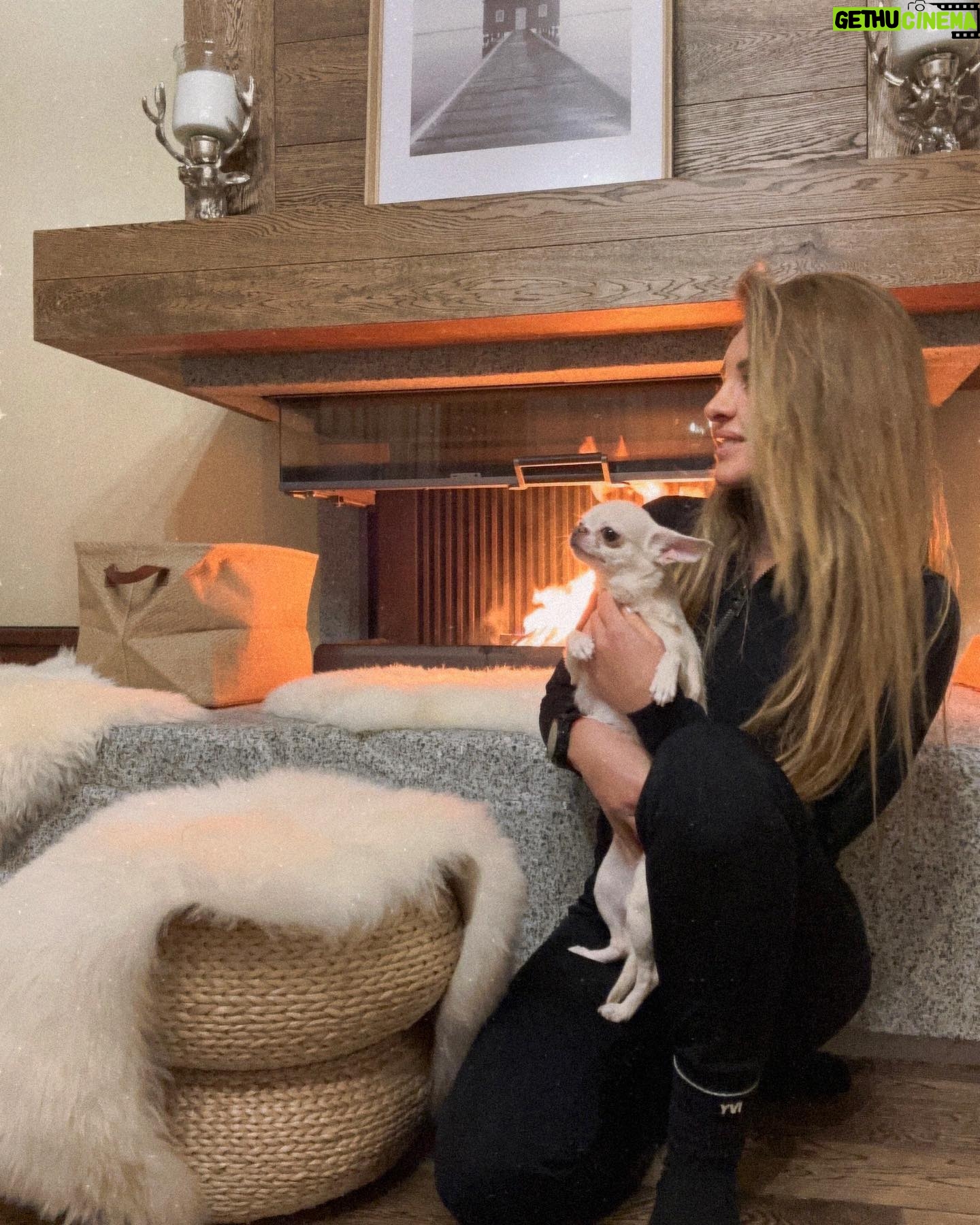Angelika Revva Instagram - Девочки… 🤍👩🏼🐶🎄