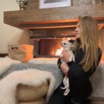 Angelika Revva Instagram - Девочки… 🤍👩🏼🐶🎄