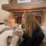 Angelika Revva Instagram - Девочки… 🤍👩🏼🐶🎄