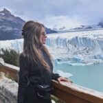 Angelika Revva Instagram - Ледник - «живой», он движется примерно два метра в день, его возраст - около 30 тыс. лет. Перито Морено вытекает из андского Южного Патагонского ледового плато, третьего по величине ресурса пресной воды на планете после Антарктиды и Гренландии, расположенного на аргентинско-чилийской границе 🧊🤍