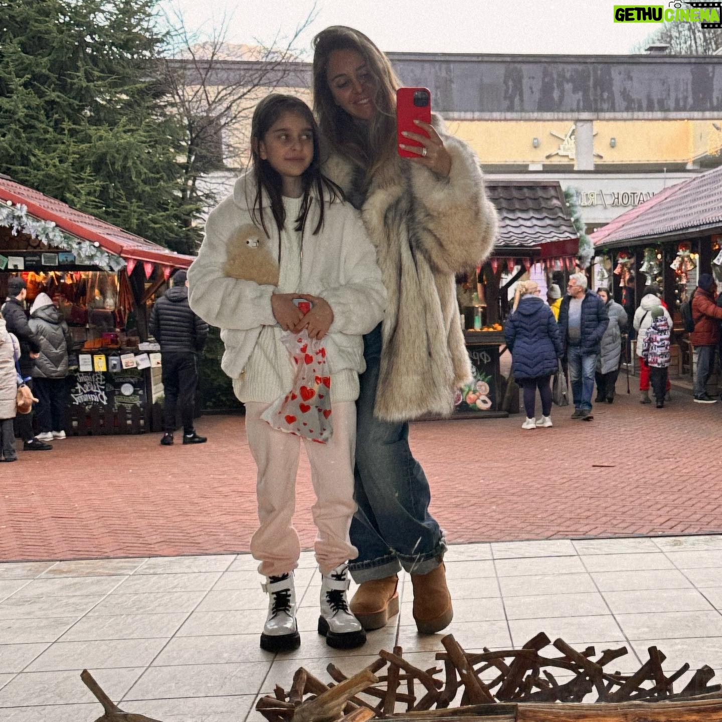 Angelika Revva Instagram - С Рождеством Христовым!! 🤍 Пусть все сердца наполнятся любовью и светом!! Чудес!! Волшебства и Добра в каждый дом! 🤍❄️🙏🏼