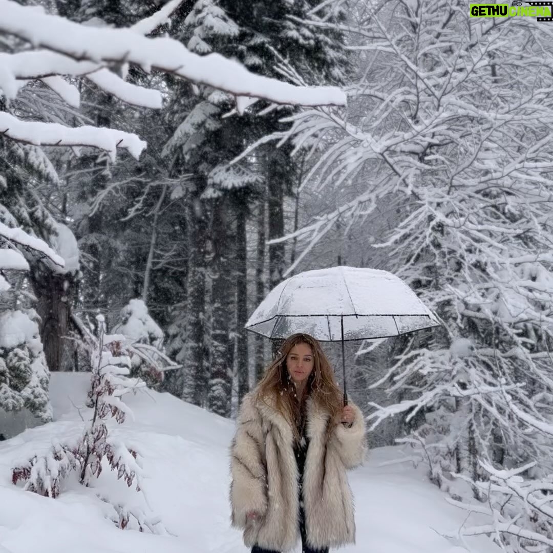 Angelika Revva Instagram - С Рождеством Христовым!! 🤍 Пусть все сердца наполнятся любовью и светом!! Чудес!! Волшебства и Добра в каждый дом! 🤍❄️🙏🏼