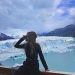 Angelika Revva Instagram - Ледник - «живой», он движется примерно два метра в день, его возраст - около 30 тыс. лет. Перито Морено вытекает из андского Южного Патагонского ледового плато, третьего по величине ресурса пресной воды на планете после Антарктиды и Гренландии, расположенного на аргентинско-чилийской границе 🧊🤍