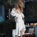 Angelika Revva Instagram – Первое Мая из моего детства: 
Утро. Папа орет на всю Ивановскую: „Тааааня, где шампуры????” Мама: „ Глаза разуй, сам же сюда складывал!!!” 🙄 
 Этот диалог означал, что мы скоро умчим на нашу дачу под Краснодаром, отмечать первый день Мая с друзьями и соседями!!! 
 Шашлыки, молодая вареная картошечка с укропчиком, редисочка, краснодарские огурчики, адыгейский сыр, зеленый лучок…. Антонов, танцы до ночи у костра с комарами. Все обнимаются, травят анекдоты, делятся рассадой и закруткой, и спорят у кого какие нарциссы расцвели ( это вообще-то цветы, напоминаю) 🤣🤌
Вы помните ваш первый Мая в детстве? Расскажите)) 🤔
#ДаЗдраПерМа 🎈