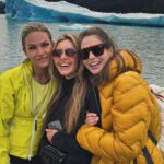 Angelika Revva Instagram - Ледник - «живой», он движется примерно два метра в день, его возраст - около 30 тыс. лет. Перито Морено вытекает из андского Южного Патагонского ледового плато, третьего по величине ресурса пресной воды на планете после Антарктиды и Гренландии, расположенного на аргентинско-чилийской границе 🧊🤍