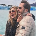 Angelika Revva Instagram - Невозможно представить себе масштабы этого гиганта, если учесть, Перито-Морено – всего лишь один из его многочисленных отростков.. Размеры его внушают даже при взгляде издалека. Три главных притока первичных ледяных полей: Перито-Морено, Упсала и Вьедма – все заканчиваются на высоте 1300 м над уровнем моря. Их талые воды наполняют огромные озера с водой невероятно яркого синего оттенка.. Друзья мои, это чудо 🤍 ничего подобного я раньше не видела.. приходишь в неописуемый восторг и испытываешь трепет перед величием ледников 🥹🧊🫶 #мечта ✅ Спасибо, моя любовь @arthurpirozhkov 🤍