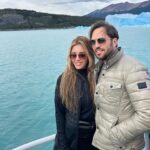 Angelika Revva Instagram - Невозможно представить себе масштабы этого гиганта, если учесть, Перито-Морено – всего лишь один из его многочисленных отростков.. Размеры его внушают даже при взгляде издалека. Три главных притока первичных ледяных полей: Перито-Морено, Упсала и Вьедма – все заканчиваются на высоте 1300 м над уровнем моря. Их талые воды наполняют огромные озера с водой невероятно яркого синего оттенка.. Друзья мои, это чудо 🤍 ничего подобного я раньше не видела.. приходишь в неописуемый восторг и испытываешь трепет перед величием ледников 🥹🧊🫶 #мечта ✅ Спасибо, моя любовь @arthurpirozhkov 🤍