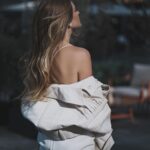 Angelika Revva Instagram – Первое Мая из моего детства: 
Утро. Папа орет на всю Ивановскую: „Тааааня, где шампуры????” Мама: „ Глаза разуй, сам же сюда складывал!!!” 🙄 
 Этот диалог означал, что мы скоро умчим на нашу дачу под Краснодаром, отмечать первый день Мая с друзьями и соседями!!! 
 Шашлыки, молодая вареная картошечка с укропчиком, редисочка, краснодарские огурчики, адыгейский сыр, зеленый лучок…. Антонов, танцы до ночи у костра с комарами. Все обнимаются, травят анекдоты, делятся рассадой и закруткой, и спорят у кого какие нарциссы расцвели ( это вообще-то цветы, напоминаю) 🤣🤌
Вы помните ваш первый Мая в детстве? Расскажите)) 🤔
#ДаЗдраПерМа 🎈