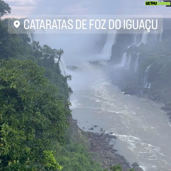 Angelika Revva Instagram - Игуасу – самая большая система водопадов в мире. «Большая вода» - так называли это могучее место индейцы гуарани, заселявшие эти территории до прихода европейцев. Водопады Игуасу раскинулись на 3 километра на стыке трех государств Аргентины, Парагвая и Бразилии. Игуасу выше Ниагары, но по ширине уступает водопаду Виктории. При этом поток реки Игуасу насчитывает в среднем 1700-1800 куб. метров воды в секунду, что даже больше чем Ниагара и Виктория в сумме. Игуасу является объектом всемирного наследия ЮНЕСКО, а несколько лет назад был признан одним из Новых чудес света 🤍🙌🏽 #wonderful_places
