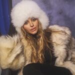Angelika Revva Instagram - Наши предки считали святки «временем без креста», когда «нечистая сила» выходила на волю. С Рождества до Крещения женщинам в деревнях не разрешали стирать бельё в реках и озёрах. Воду домой в святки носили мужчины. Чтобы угомонить «нечисть», делали очистительные обряды. ЧТО МОЖНО И НЕЛЬЗЯ ДЕЛАТЬ 18 ЯНВАРЯ В канун Богоявления молодёжь проводила последнюю святочную вечёрку с песнями и гаданиями. Потом выметали сор из избы, готовили блины, овсяный кисель, кутью или сочиво – обрядовую кашу с сухофруктами из зёрен пшеницы. В некоторых деревнях соблюдали ритуал «угощения мороза кутьёй». Перед ужином в Крещенский Сочельник хозяин дома брал ложку кутьи, подходил к окну и приглашал мороз есть кутью: «Раз мороз не идёт в дом, пусть не идёт и на урожай» - приговаривал хозяин дома) Крещенский Сочельник – первый постный день после Рождества, поэтому праздничный ужин в крещенский сочельник называли «голодной кутьёй». Православные христиане в этот день не едят продуктов мясного и молочного происхождения, отказываются от алкоголя. Праздник Крещения начинается с момента, когда освящают воду в проруби-иордани. 19 января не постятся. С Крещенским Сочельником! Тепла и любви вашему дому! 🙏🏼❤️