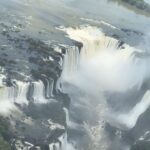 Angelika Revva Instagram - Игуасу – самая большая система водопадов в мире. «Большая вода» - так называли это могучее место индейцы гуарани, заселявшие эти территории до прихода европейцев. Водопады Игуасу раскинулись на 3 километра на стыке трех государств Аргентины, Парагвая и Бразилии. Игуасу выше Ниагары, но по ширине уступает водопаду Виктории. При этом поток реки Игуасу насчитывает в среднем 1700-1800 куб. метров воды в секунду, что даже больше чем Ниагара и Виктория в сумме. Игуасу является объектом всемирного наследия ЮНЕСКО, а несколько лет назад был признан одним из Новых чудес света 🤍🙌🏽 #wonderful_places