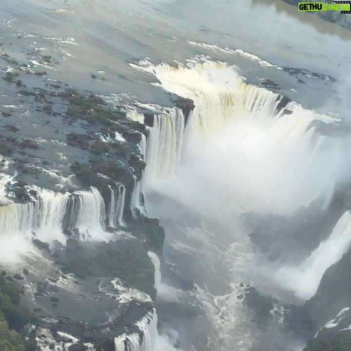 Angelika Revva Instagram - Игуасу – самая большая система водопадов в мире. «Большая вода» - так называли это могучее место индейцы гуарани, заселявшие эти территории до прихода европейцев. Водопады Игуасу раскинулись на 3 километра на стыке трех государств Аргентины, Парагвая и Бразилии. Игуасу выше Ниагары, но по ширине уступает водопаду Виктории. При этом поток реки Игуасу насчитывает в среднем 1700-1800 куб. метров воды в секунду, что даже больше чем Ниагара и Виктория в сумме. Игуасу является объектом всемирного наследия ЮНЕСКО, а несколько лет назад был признан одним из Новых чудес света 🤍🙌🏽 #wonderful_places