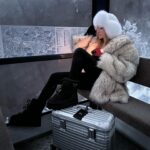 Angelika Revva Instagram - Наши предки считали святки «временем без креста», когда «нечистая сила» выходила на волю. С Рождества до Крещения женщинам в деревнях не разрешали стирать бельё в реках и озёрах. Воду домой в святки носили мужчины. Чтобы угомонить «нечисть», делали очистительные обряды. ЧТО МОЖНО И НЕЛЬЗЯ ДЕЛАТЬ 18 ЯНВАРЯ В канун Богоявления молодёжь проводила последнюю святочную вечёрку с песнями и гаданиями. Потом выметали сор из избы, готовили блины, овсяный кисель, кутью или сочиво – обрядовую кашу с сухофруктами из зёрен пшеницы. В некоторых деревнях соблюдали ритуал «угощения мороза кутьёй». Перед ужином в Крещенский Сочельник хозяин дома брал ложку кутьи, подходил к окну и приглашал мороз есть кутью: «Раз мороз не идёт в дом, пусть не идёт и на урожай» - приговаривал хозяин дома) Крещенский Сочельник – первый постный день после Рождества, поэтому праздничный ужин в крещенский сочельник называли «голодной кутьёй». Православные христиане в этот день не едят продуктов мясного и молочного происхождения, отказываются от алкоголя. Праздник Крещения начинается с момента, когда освящают воду в проруби-иордани. 19 января не постятся. С Крещенским Сочельником! Тепла и любви вашему дому! 🙏🏼❤️
