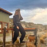 Angelika Revva Instagram - Эль-Калафате - это небольшой городок, живущий за счет туризма и расположенный на берегу озера Архентино (крупнейшее в Аргентине, его площадь около 1415 кв.км.). Это главный туристический центр провинции Санта Крус, ведь именно отсюда начинаются экскурсии к знаменитым ледникам и популярные треки. В нескольких часах езды (200 км от Калафате) находится Эль Чальтен, столица трекинга Аргентинской Патагонии, главной достопримечательностью которого считается гора Фицрой (3405 м). Эль Чальтен считается Меккой треккеров..🚶🏿 Своим именем Эль-Калафате обязан местному растению с темно-синими ягодками, напоминающими чернику-голубику, из которой местные делают ликер и варят варенье и джемы.. смотрите сториз 🫐🍯 В городе господствует бирюзовый цвет - лазурная гладь озера, бирюзовые ледники, заснеженные горы, синие ягоды калафате ❄️💙🫐