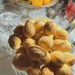 Angelika Revva Instagram - Очень уютный и вкусный вечер с друзьями.. #YanaNewYearParty 🎊 🎄 #ирониясудьбыилислегкимпаром🥂🍊 #Наденька&Галенька