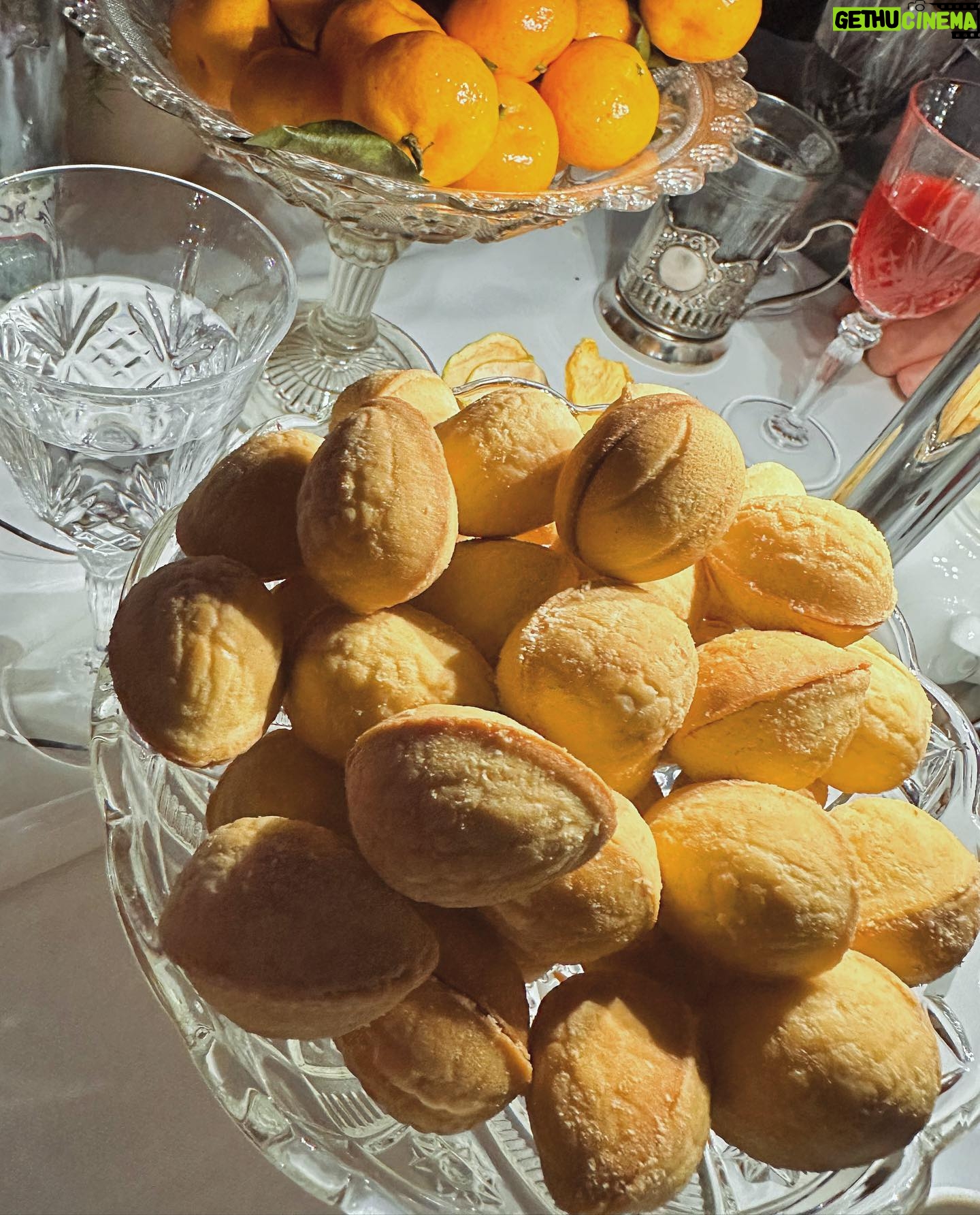 Angelika Revva Instagram - Очень уютный и вкусный вечер с друзьями.. #YanaNewYearParty 🎊 🎄 #ирониясудьбыилислегкимпаром🥂🍊 #Наденька&Галенька