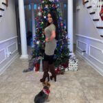 Angelina Pivarnick Instagram - Merry Christmas Everyone:). I know life’s Alittle crazy right now for everyone but keep on smiling and loving life. Life is short keep your heads up. This too shall pass. This Christmas my sister and I had a very small intimate dinner together because we wanted to be as safe as we could be. Thank you @a_lyssamichael for cooking us an amazing sauce and meal. Love u sis.