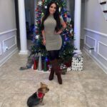 Angelina Pivarnick Instagram - Merry Christmas Everyone:). I know life’s Alittle crazy right now for everyone but keep on smiling and loving life. Life is short keep your heads up. This too shall pass. This Christmas my sister and I had a very small intimate dinner together because we wanted to be as safe as we could be. Thank you @a_lyssamichael for cooking us an amazing sauce and meal. Love u sis.