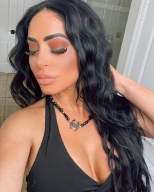 Angelina Pivarnick Instagram - 𝐌𝐲 𝐥𝐚𝐬𝐡𝐞𝐬 𝐧𝐞𝐞𝐝 𝐚𝐥𝐢𝐭𝐭𝐥𝐞 𝐝𝐮𝐬𝐭𝐢𝐧𝐠 𝐨𝐟𝐟 😘 #fyp #photooftheday #happiness #wavyhair #photography #livelife #lifeisgood