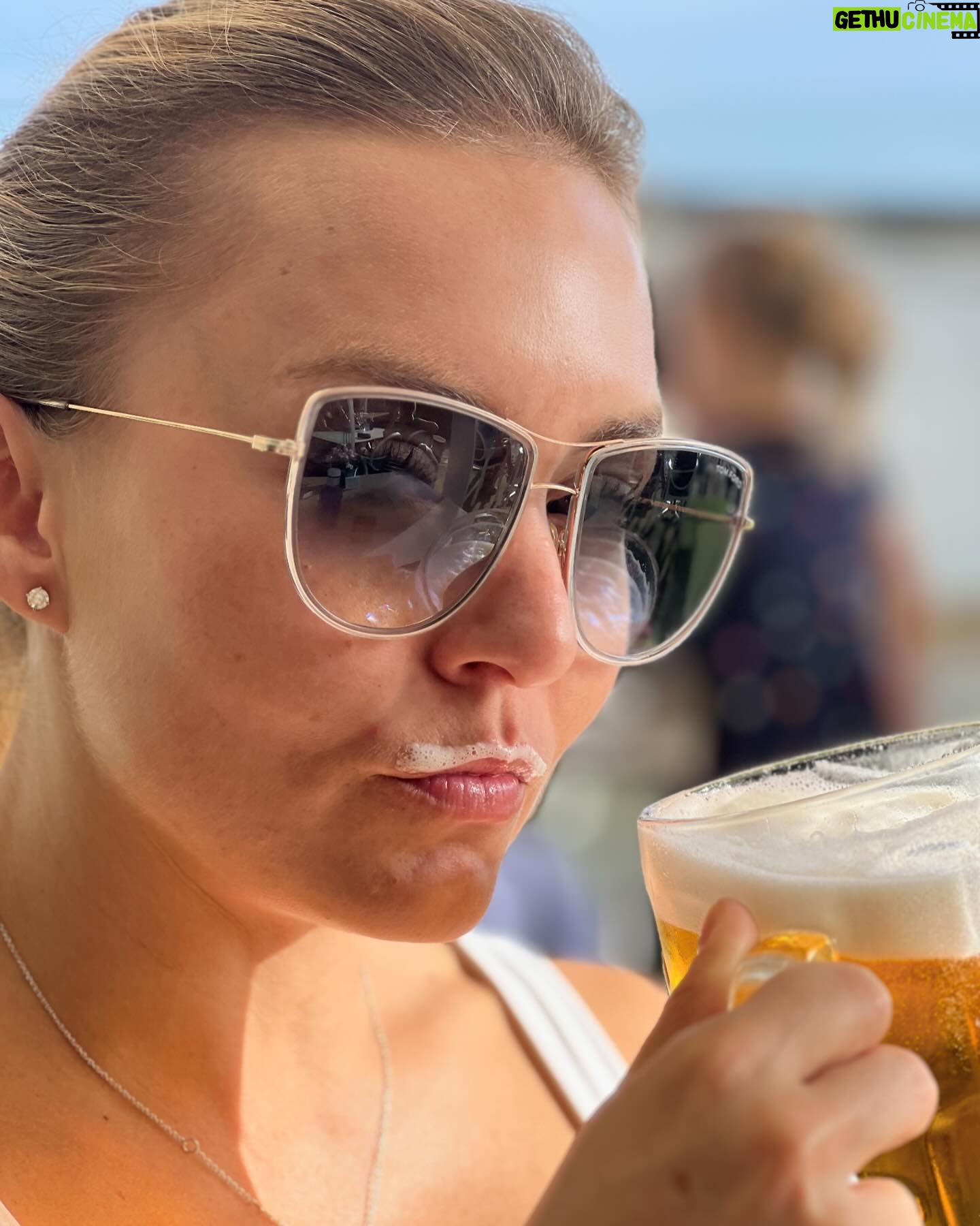 Angelique Boyer Instagram - Viernes de espuma en los bigotes…. Etiqueta a es@ amig@ cheler@ que tienes!! 🤗😂🤤 Salud mundo🍻