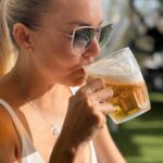 Angelique Boyer Instagram - Viernes de espuma en los bigotes…. Etiqueta a es@ amig@ cheler@ que tienes!! 🤗😂🤤 Salud mundo🍻
