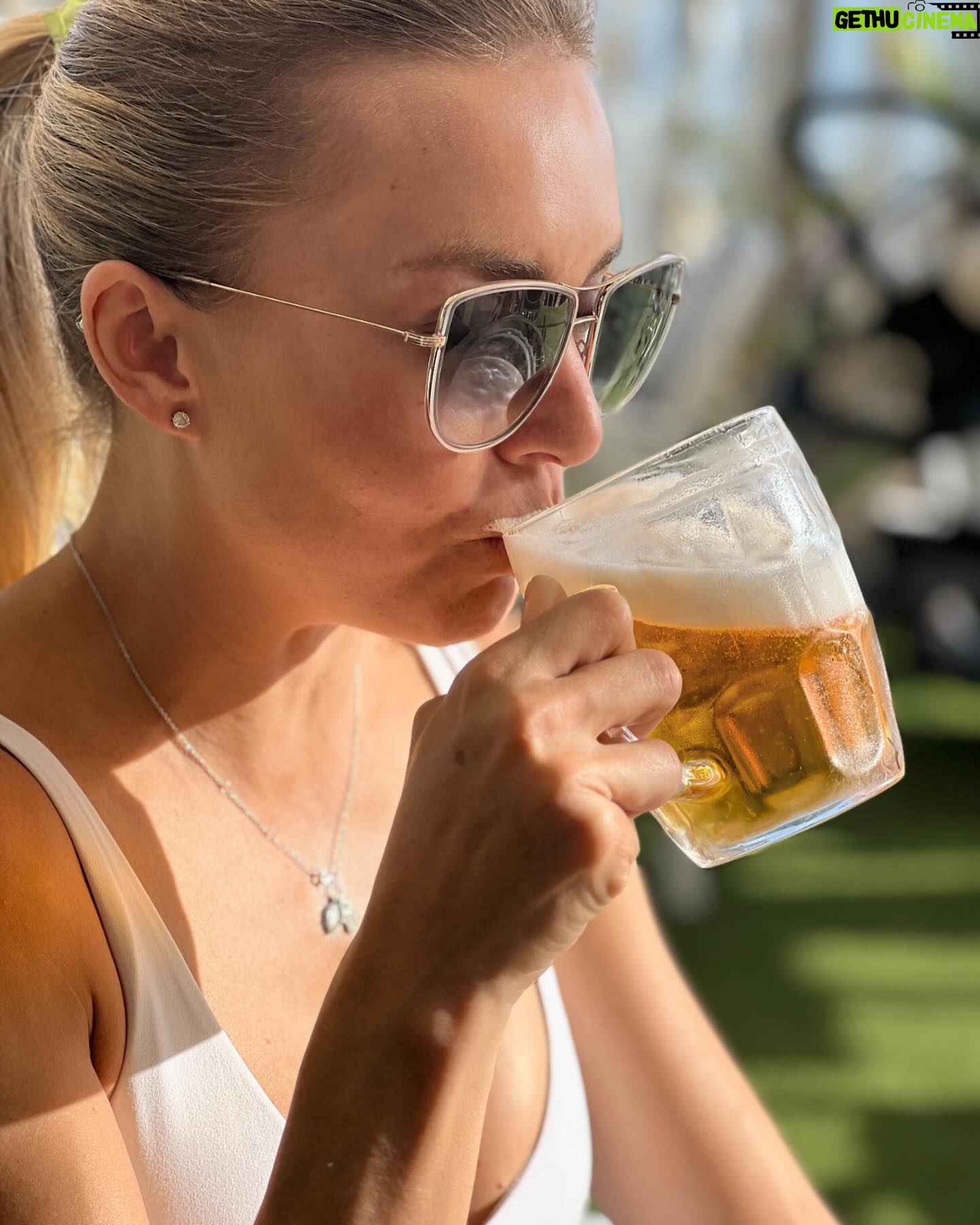 Angelique Boyer Instagram - Viernes de espuma en los bigotes…. Etiqueta a es@ amig@ cheler@ que tienes!! 🤗😂🤤 Salud mundo🍻